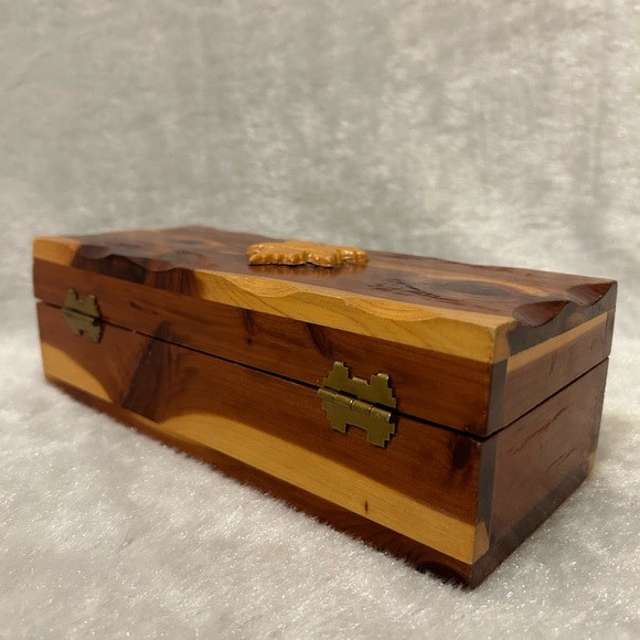 Vintage Souvenir Jewelry Box made of cedar Canada Leaf - Picture 9 of 10